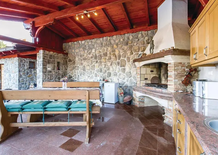 3 Bedroom Amazing In Casa vacanze Jurdani